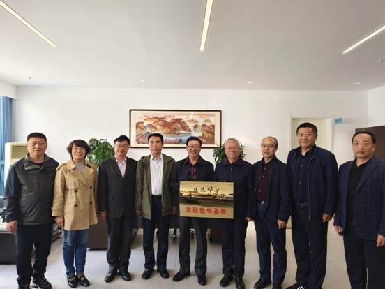 与基地领导合影 与基地领导合影