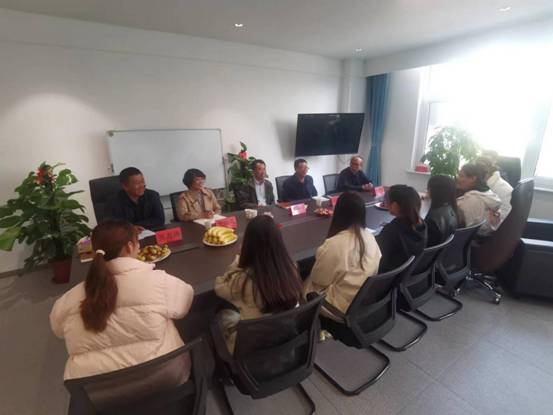 与实习学生座谈 与实习学生座谈